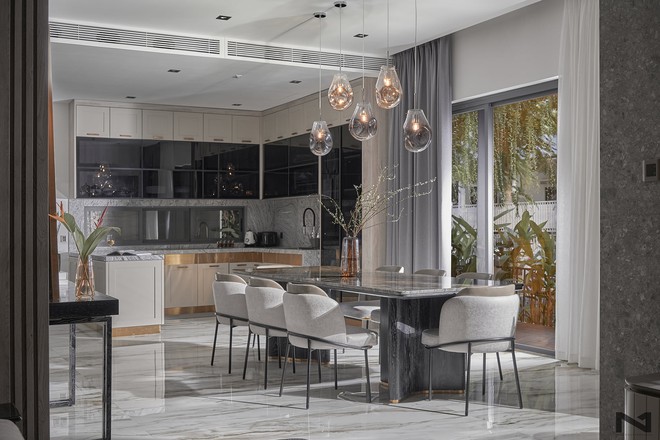 Villa 2 mặt tiền decor có khác: Ngoài hiên phủ cây xanh, bên trong càng hút mắt với phòng khách và bếp hiện đại - Ảnh 3.