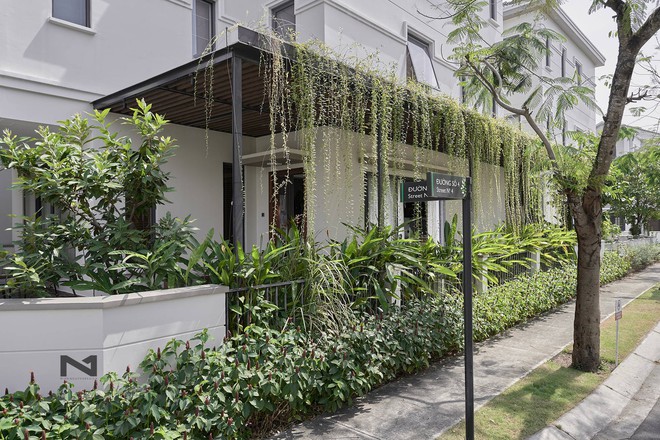 Villa 2 mặt tiền decor có khác: Ngoài hiên phủ cây xanh, bên trong càng hút mắt với phòng khách và bếp hiện đại - Ảnh 1.