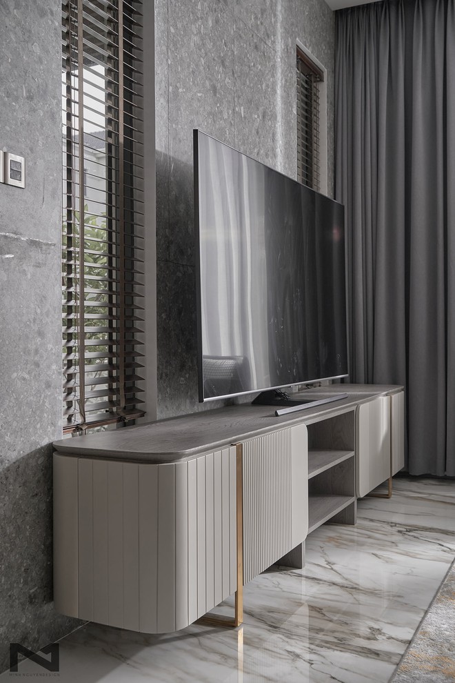 Villa 2 mặt tiền decor có khác: Ngoài hiên phủ cây xanh, bên trong càng hút mắt với phòng khách và bếp hiện đại - Ảnh 2.