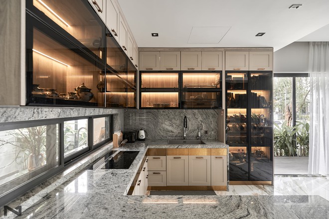 Villa 2 mặt tiền decor có khác: Ngoài hiên phủ cây xanh, bên trong càng hút mắt với phòng khách và bếp hiện đại - Ảnh 4.