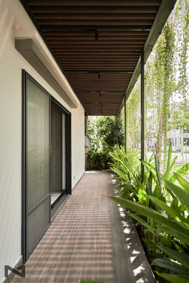 Villa 2 mặt tiền decor có khác: Ngoài hiên phủ cây xanh, bên trong càng hút mắt với phòng khách và bếp hiện đại - Ảnh 1.