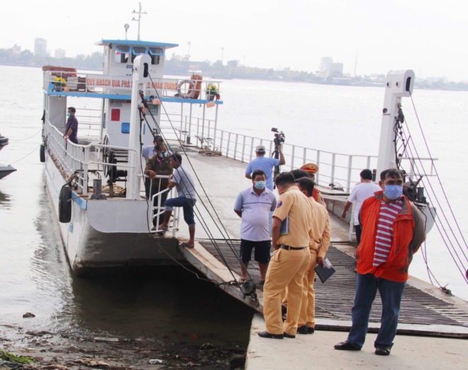 Vụ sạt lở trưa m&ugrave;ng 3 Tết ở Vĩnh Long: 10 h&agrave;nh kh&aacute;ch tr&ecirc;n ph&agrave; rơi xuống s&ocirc;ng Hậu - Ảnh 1.