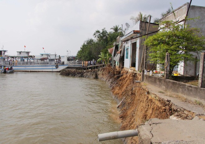 Vụ sạt lở trưa m&ugrave;ng 3 Tết ở Vĩnh Long: 10 h&agrave;nh kh&aacute;ch tr&ecirc;n ph&agrave; rơi xuống s&ocirc;ng Hậu - Ảnh 2.