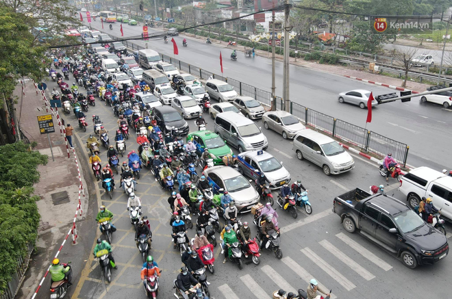 Ảnh: Chiều mùng 5 Tết, cửa ngõ Hà Nội lại ùn tắc do dòng người từ các tỉnh thành đổ về - Ảnh 14.