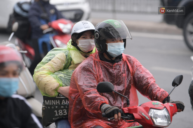 Ảnh: Chiều mùng 5 Tết, cửa ngõ Hà Nội lại ùn tắc do dòng người từ các tỉnh thành đổ về - Ảnh 12.