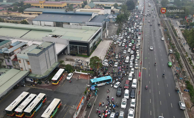 Ảnh: Chiều mùng 5 Tết, cửa ngõ Hà Nội lại ùn tắc do dòng người từ các tỉnh thành đổ về - Ảnh 14.