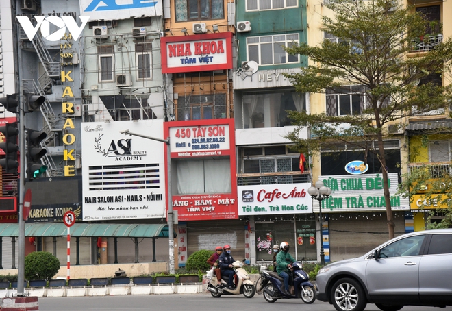 Một số qu&aacute;n ăn, qu&aacute;n cafe tại H&agrave; Nội vẫn mở cửa bất chấp lệnh cấm - Ảnh 1.