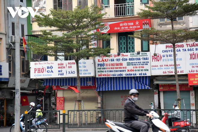 Một số qu&aacute;n ăn, qu&aacute;n cafe tại H&agrave; Nội vẫn mở cửa bất chấp lệnh cấm - Ảnh 2.