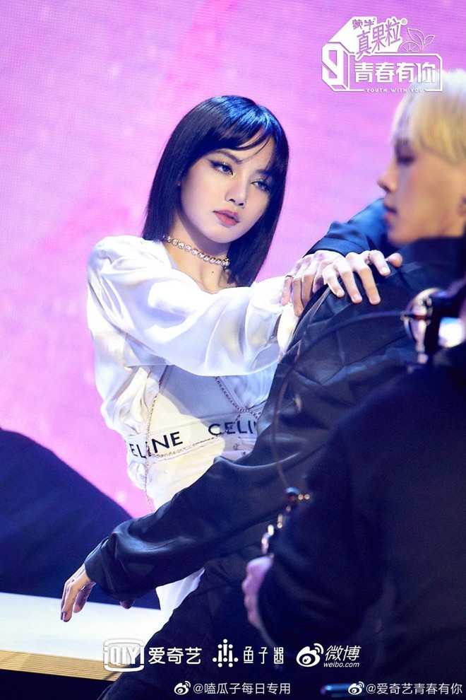 M&agrave;n đọ sắc v&oacute;c căng đ&eacute;t đầu năm: Lisa l&ecirc;n top 1 Weibo v&igrave; body qu&aacute; đỉnh, Ngu Thư H&acirc;n g&acirc;y b&atilde;o với visual si&ecirc;u xinh - Ảnh 3.