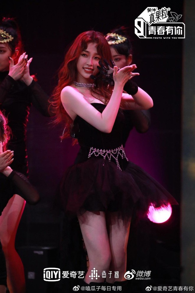 M&agrave;n đọ sắc v&oacute;c căng đ&eacute;t đầu năm: Lisa l&ecirc;n top 1 Weibo v&igrave; body qu&aacute; đỉnh, Ngu Thư H&acirc;n g&acirc;y b&atilde;o với visual si&ecirc;u xinh - Ảnh 10.