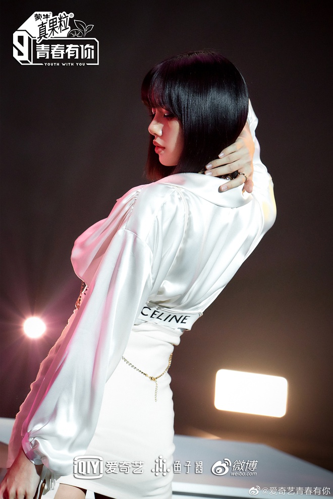 M&agrave;n đọ sắc v&oacute;c căng đ&eacute;t đầu năm: Lisa l&ecirc;n top 1 Weibo v&igrave; body qu&aacute; đỉnh, Ngu Thư H&acirc;n g&acirc;y b&atilde;o với visual si&ecirc;u xinh - Ảnh 6.