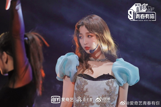 M&agrave;n đọ sắc v&oacute;c căng đ&eacute;t đầu năm: Lisa l&ecirc;n top 1 Weibo v&igrave; body qu&aacute; đỉnh, Ngu Thư H&acirc;n g&acirc;y b&atilde;o với visual si&ecirc;u xinh - Ảnh 14.