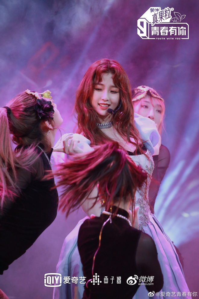 M&agrave;n đọ sắc v&oacute;c căng đ&eacute;t đầu năm: Lisa l&ecirc;n top 1 Weibo v&igrave; body qu&aacute; đỉnh, Ngu Thư H&acirc;n g&acirc;y b&atilde;o với visual si&ecirc;u xinh - Ảnh 15.