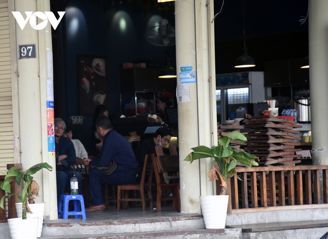 Một số qu&aacute;n ăn, qu&aacute;n cafe tại H&agrave; Nội vẫn mở cửa bất chấp lệnh cấm - Ảnh 11.