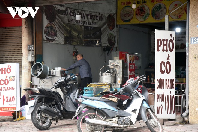 Một số qu&aacute;n ăn, qu&aacute;n cafe tại H&agrave; Nội vẫn mở cửa bất chấp lệnh cấm - Ảnh 12.