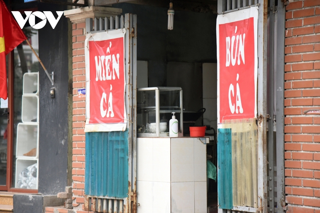 Một số qu&aacute;n ăn, qu&aacute;n cafe tại H&agrave; Nội vẫn mở cửa bất chấp lệnh cấm - Ảnh 13.