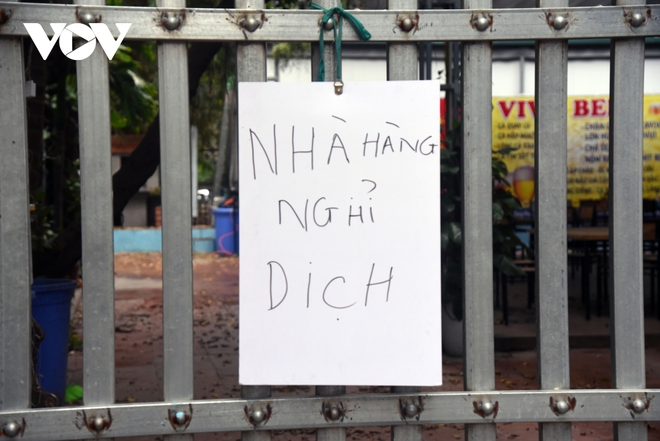 Một số qu&aacute;n ăn, qu&aacute;n cafe tại H&agrave; Nội vẫn mở cửa bất chấp lệnh cấm - Ảnh 4.