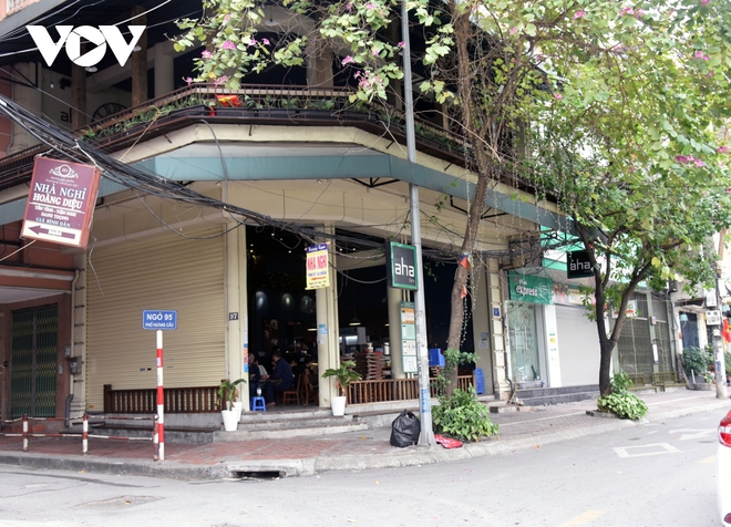 Một số qu&aacute;n ăn, qu&aacute;n cafe tại H&agrave; Nội vẫn mở cửa bất chấp lệnh cấm - Ảnh 10.