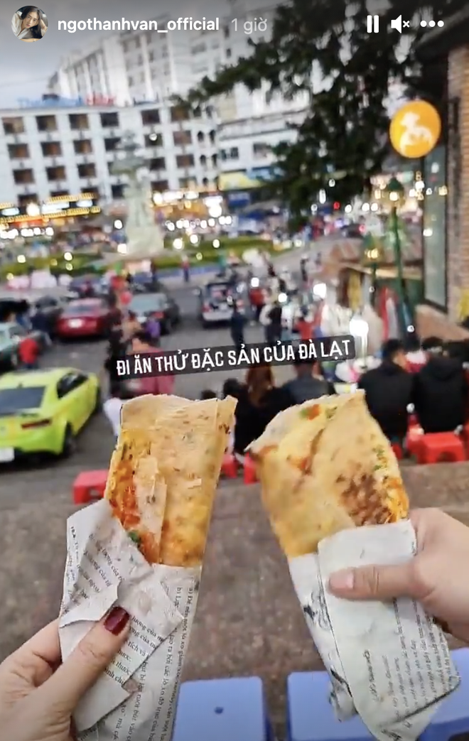 Ng&ocirc; Thanh V&acirc;n dẫn người y&ecirc;u 6 m&uacute;i l&ecirc;n Đ&agrave; Lạt chơi cũng kh&ocirc;ng qu&ecirc;n ăn đủ m&oacute;n tr&ecirc;n đời, netizen b&igrave;nh luận: Qu&aacute; l&agrave; sến! - Ảnh 2.