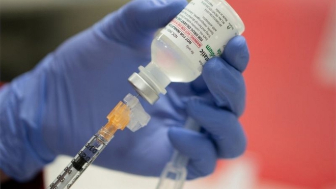 Nhật Bản bắt đầu ti&ecirc;m vaccine ngừa Covid-19 cho nh&acirc;n vi&ecirc;n y tế - Ảnh 1.