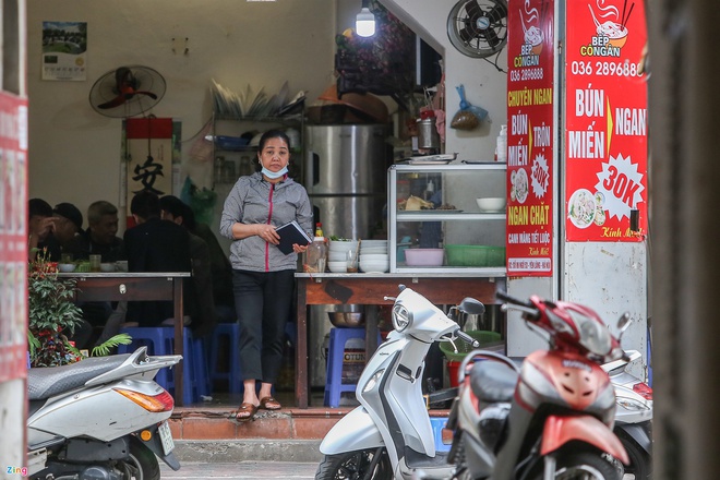 Dịch Covid-19 ngày 17/2: Có thêm 18 ca nhiễm trong cộng đồng ở Hải Dương; Người dân Chí Linh mang tem phiếu đi chợ theo ngày chẵn - lẻ - Ảnh 3.