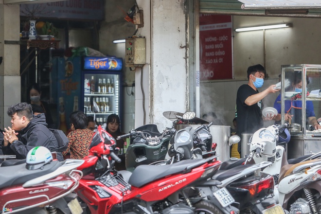 Dịch Covid-19 ngày 17/2: Có thêm 18 ca nhiễm trong cộng đồng ở Hải Dương; Người dân Chí Linh mang tem phiếu đi chợ theo ngày chẵn - lẻ - Ảnh 4.