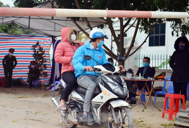 Kh&ocirc;ng khai b&aacute;o y tế, một kỹ sư ở Hải Dương bị phạt 15 triệu đồng - Ảnh 1.