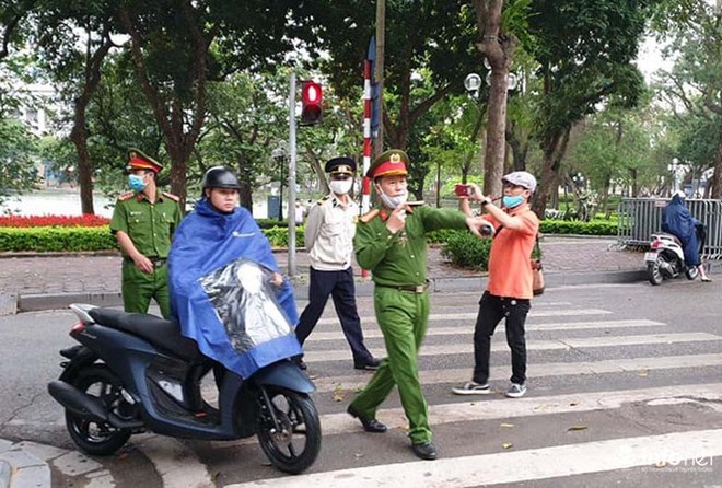 Xử phạt hàng trăm trường hợp không đeo khẩu trang và trốn khỏi nơi cách ly - Ảnh 1.