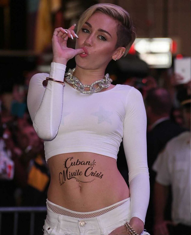 Được Miley Cyrus bật đèn xanh lét sau màn tỏ tình táo bạo đúng ngày Valentine, võ sĩ bặm trợn lại có pha hồi đáp cực toang khiến dân tình ngán ngẩm - Ảnh 2.