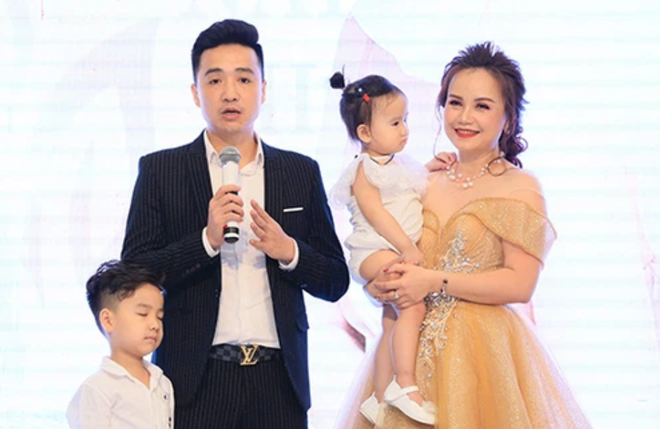 Tranh c&atilde;i nảy lửa: Ho&agrave;ng Yến (Về Nh&agrave; Đi Con) khoe clip c&ocirc;ng khai n&oacute;i về phi c&ocirc;ng khi bị chồng thứ 4 tố ngoại t&igrave;nh với trai trẻ - Ảnh 6.