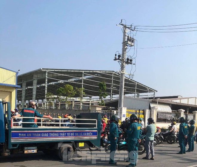 Ng&agrave;y đầu đi l&agrave;m sau Tết, c&ocirc;ng nh&acirc;n t&aacute; hỏa nghe tin c&ocirc;ng ty giải thể - Ảnh 2.