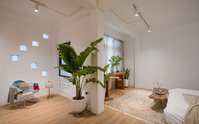 Ngôi nhà được cải tạo theo phong cách Viên lâm Á Đông: Ít đồ đạc, ít trang trí và ít màu sắc, sáng thoáng đặt làm đầu - Ảnh 7.