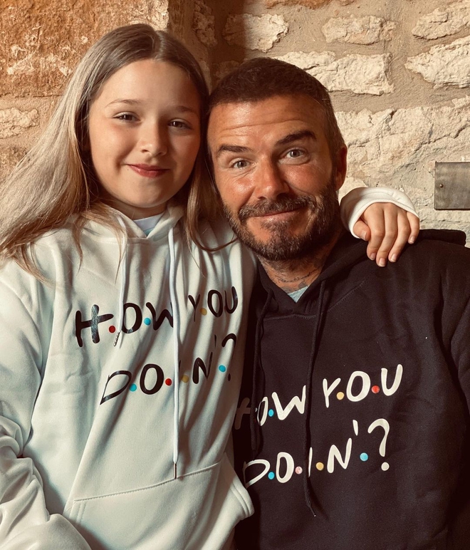 Nhìn David Beckham ôm hôn con gái mà netizen nhìn nhầm thành tình nhân trẻ, hoá ra do Harper đã lớn quá rồi - Ảnh 3.