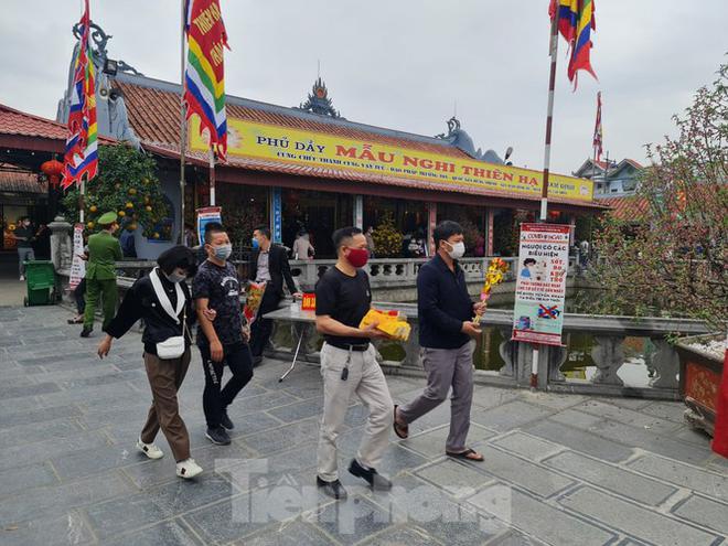 Đ&oacute;ng cửa chợ Viềng, người d&acirc;n vẫn nườm nượp đổ về cầu may - Ảnh 2.