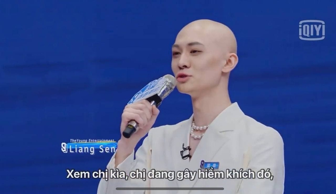 Thanh Xu&acirc;n C&oacute; Bạn 3: Mỹ nam đầu trọc khiến Lisa h&aacute; hốc mồm khi xuất hiện, b&igrave;nh tĩnh chặt ch&eacute;m cả ph&oacute;ng vi&ecirc;n - Ảnh 6.