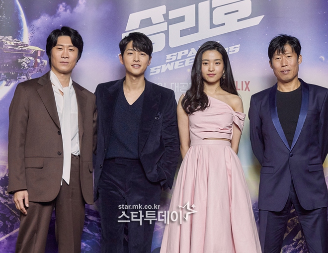Sự kiện hot nhất sáng nay: Song Joong Ki sánh đôi bên bản sao Song Hye Kyo, nhưng lại lộ dấu hiệu lão hóa - Ảnh 8. Sự kiện hot nhất sáng nay: Song Joong Ki sánh đôi bên bản sao Song Hye Kyo, nhưng lại lộ dấu hiệu lão hóa - Ảnh 8.