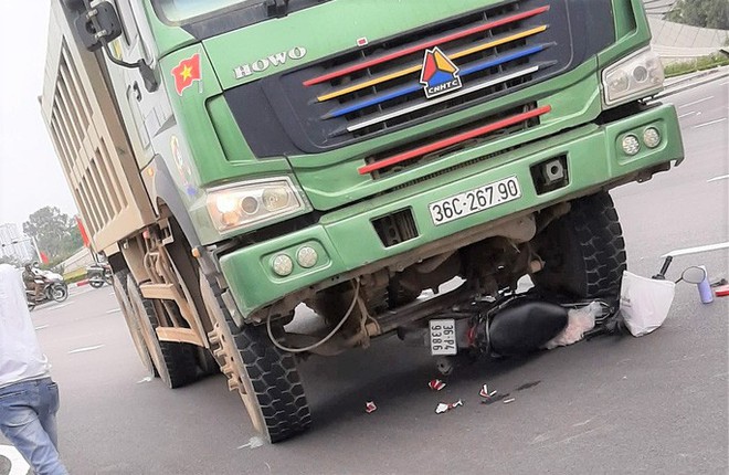 Xe hổ vồ lao từ ph&iacute;a sau tới cuốn xe m&aacute;y v&agrave;o gầm, c&aacute;n chết 2 người phụ nữ - Ảnh 1.