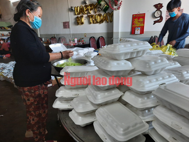 Gần 1.300 người kẹt tại Bệnh viện Đa khoa Gia Lai v&igrave; Covid-19 sống ra sao? - Ảnh 2.