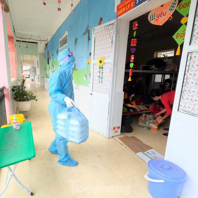 Nh&igrave;n gần nơi cung cấp h&agrave;ng trăm suất ăn cho học sinh c&aacute;ch ly tại Hải Dương - Ảnh 12.