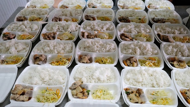 Nh&igrave;n gần nơi cung cấp h&agrave;ng trăm suất ăn cho học sinh c&aacute;ch ly tại Hải Dương - Ảnh 4.