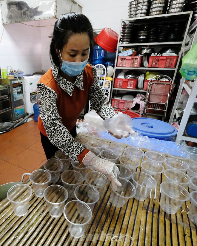 Nh&igrave;n gần nơi cung cấp h&agrave;ng trăm suất ăn cho học sinh c&aacute;ch ly tại Hải Dương - Ảnh 5.