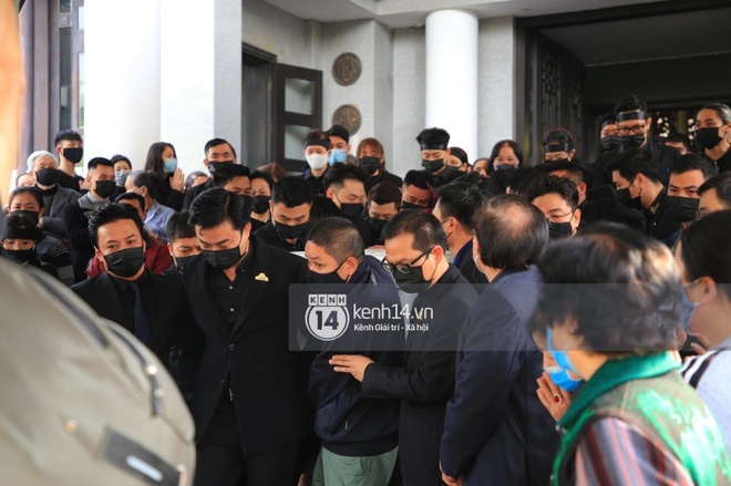 Tang lễ cố NSND Hoàng Dũng: NS Xuân Bắc - Huỳnh Anh cùng dàn nghệ sĩ đến tiễn biệt, linh cữu được đưa đi an táng - Ảnh 6. Tang lễ cố NSND Hoàng Dũng: NS Xuân Bắc - Huỳnh Anh cùng dàn nghệ sĩ đến tiễn biệt, linh cữu được đưa đi an táng - Ảnh 6.