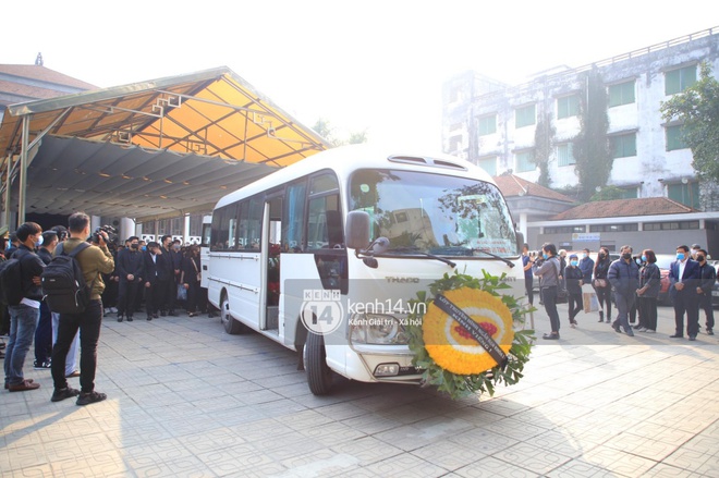 Tang lễ cố NSND Hoàng Dũng: NS Xuân Bắc - Huỳnh Anh cùng dàn nghệ sĩ đến tiễn biệt, linh cữu được đưa đi an táng - Ảnh 2. Tang lễ cố NSND Hoàng Dũng: NS Xuân Bắc - Huỳnh Anh cùng dàn nghệ sĩ đến tiễn biệt, linh cữu được đưa đi an táng - Ảnh 2.