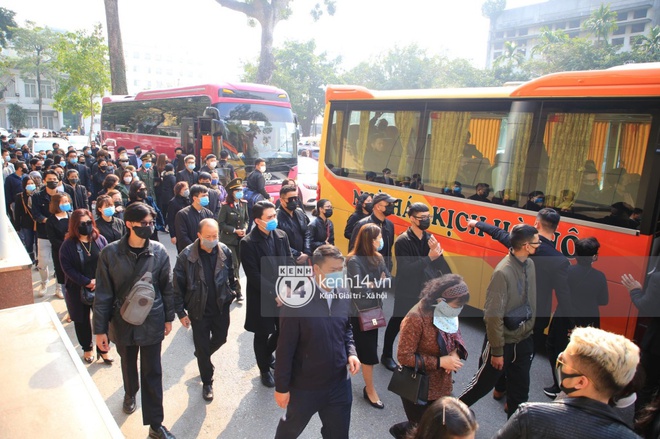 Tang lễ cố NSND Hoàng Dũng: NS Xuân Bắc - Huỳnh Anh cùng dàn nghệ sĩ đến tiễn biệt, linh cữu được đưa đi an táng - Ảnh 8. Tang lễ cố NSND Hoàng Dũng: NS Xuân Bắc - Huỳnh Anh cùng dàn nghệ sĩ đến tiễn biệt, linh cữu được đưa đi an táng - Ảnh 8.