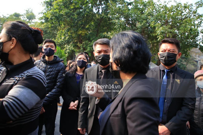 Tang lễ cố NSND Hoàng Dũng: NS Xuân Bắc - Huỳnh Anh cùng dàn nghệ sĩ đến tiễn biệt, linh cữu được đưa đi an táng - Ảnh 7. Tang lễ cố NSND Hoàng Dũng: NS Xuân Bắc - Huỳnh Anh cùng dàn nghệ sĩ đến tiễn biệt, linh cữu được đưa đi an táng - Ảnh 7.