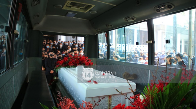 Tang lễ cố NSND Hoàng Dũng: NS Xuân Bắc - Huỳnh Anh cùng dàn nghệ sĩ đến tiễn biệt, linh cữu được đưa đi an táng - Ảnh 9. Tang lễ cố NSND Hoàng Dũng: NS Xuân Bắc - Huỳnh Anh cùng dàn nghệ sĩ đến tiễn biệt, linh cữu được đưa đi an táng - Ảnh 9.