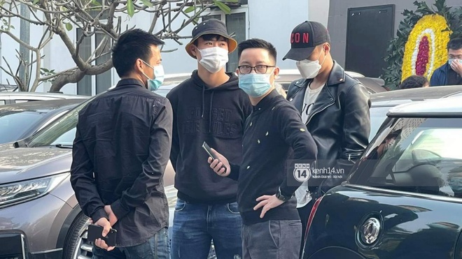 Tang lễ cố NSND Hoàng Dũng: NS Xuân Bắc - Huỳnh Anh cùng dàn nghệ sĩ đến tiễn biệt, linh cữu được đưa đi an táng - Ảnh 37. Tang lễ cố NSND Hoàng Dũng: NS Xuân Bắc - Huỳnh Anh cùng dàn nghệ sĩ đến tiễn biệt, linh cữu được đưa đi an táng - Ảnh 37.