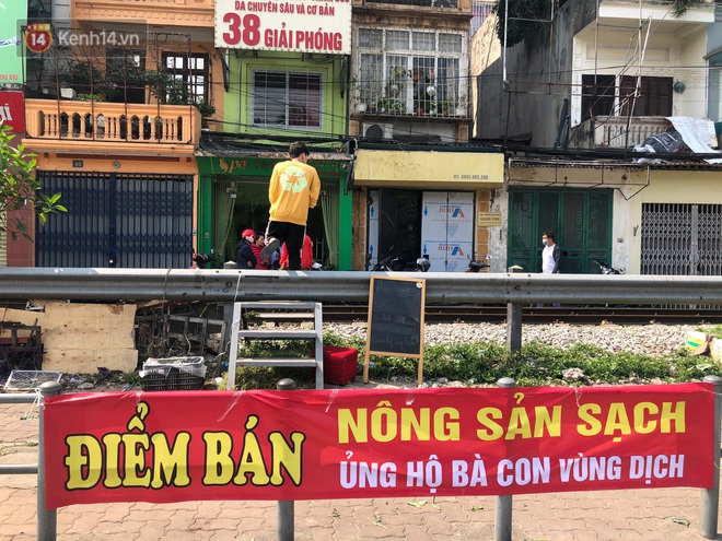 Người Hà Nội đội nắng, nườm nượp đến giải cứu nông sản cho nông dân Hải Dương: "15 tấn rau bán hết veo trong vòng vài tiếng" - Ảnh 6.