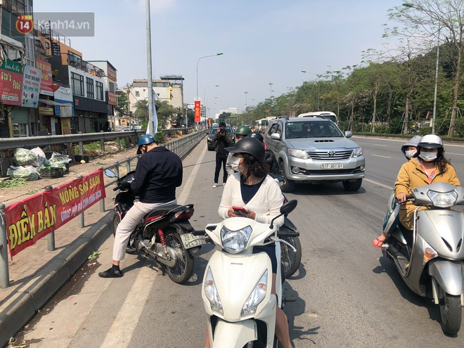 Người Hà Nội đội nắng, nườm nượp đến giải cứu nông sản cho nông dân Hải Dương: "15 tấn rau bán hết veo trong vòng vài tiếng" - Ảnh 7. Người Hà Nội đội nắng, nườm nượp đến giải cứu nông sản cho nông dân Hải Dương: "15 tấn rau bán hết veo trong vòng vài tiếng" - Ảnh 7.