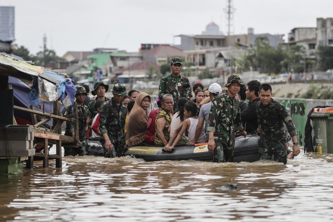 Lũ lụt nặng nề ở vùng thủ đô, hơn 1.000 người dân Indonesia phải sơ tán - Ảnh 1.
